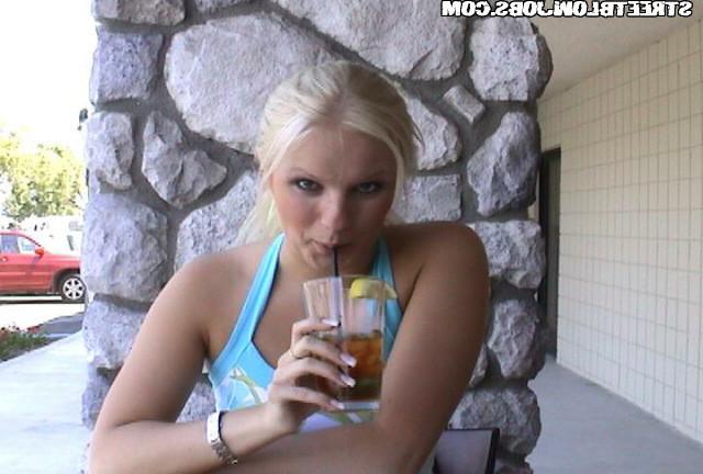 15P Hot blonde babe tries to make some extra cash by blowin her way up the street
