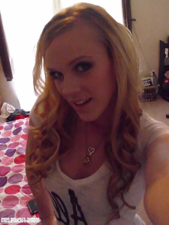 10P Blonde ex girlfriends show tits and ass for the camera gallery 8