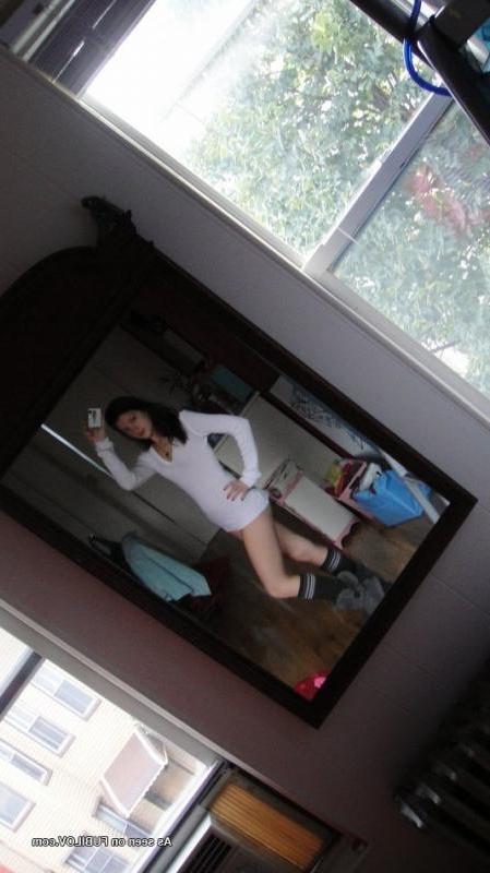 14P Sexy amateur teen selfshooting in her bedroom