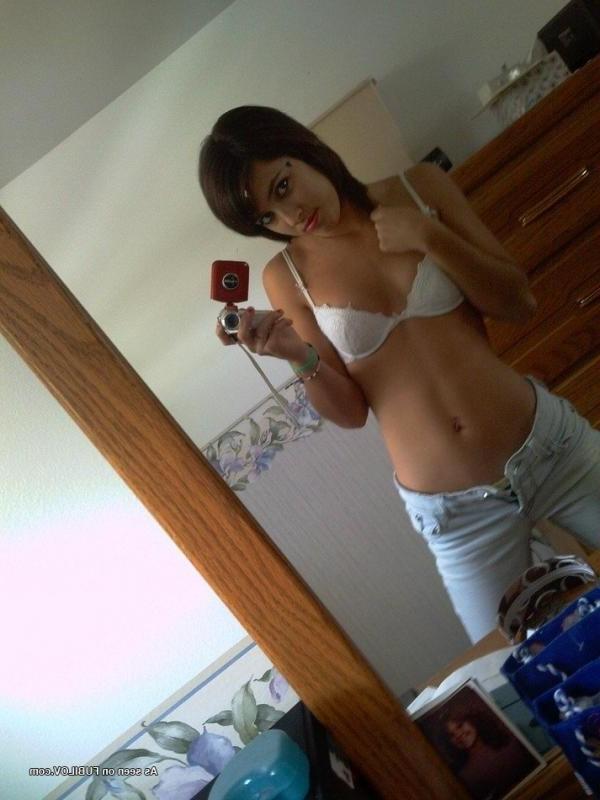 14P Hot amateur teen babe posing for her pals 