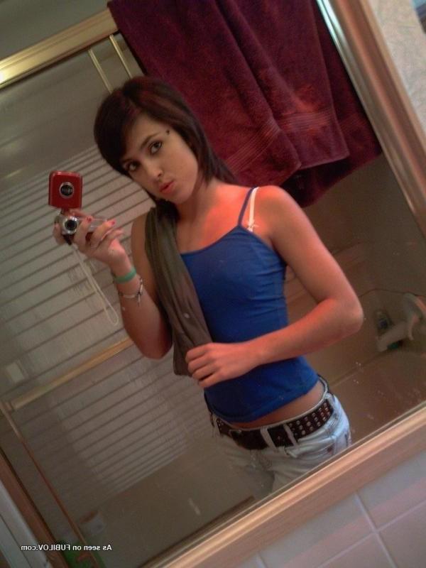 14P Hot amateur teen babe posing for her pals 