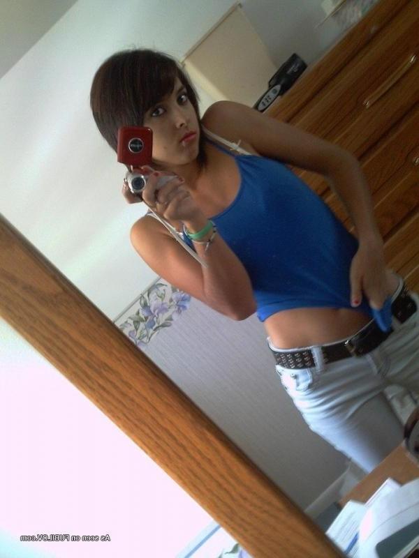 14P Hot amateur teen babe posing for her pals 