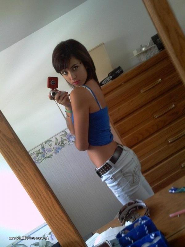 14P Hot amateur teen babe posing for her pals 
