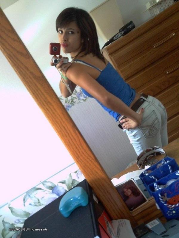 14P Hot amateur teen babe posing for her pals 
