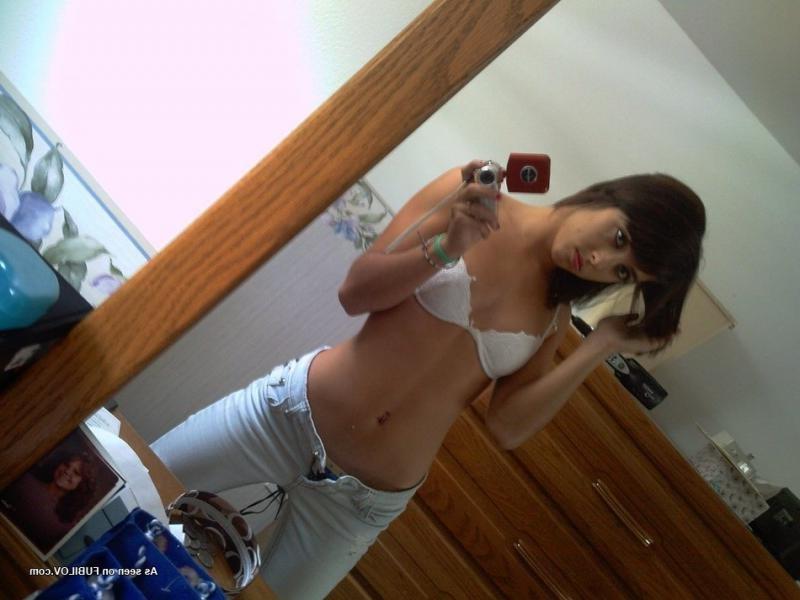 14P Hot amateur teen babe posing for her pals 