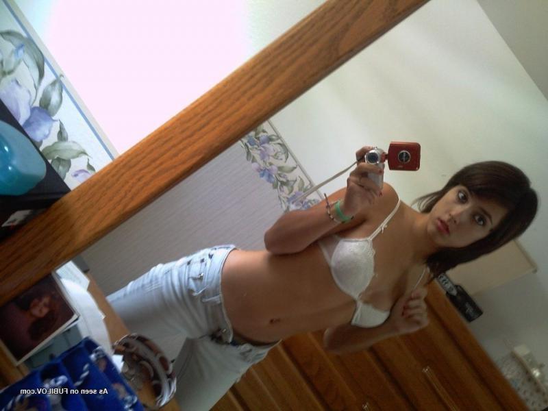 14P Hot amateur teen babe posing for her pals 