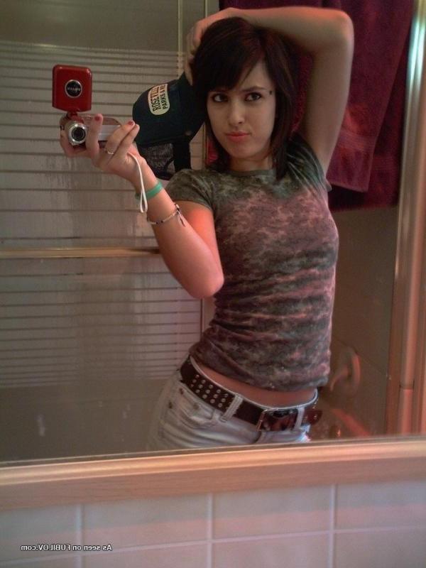 14P Hot amateur teen babe posing for her pals 
