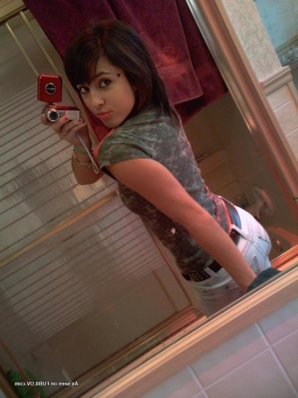 14P Hot amateur teen babe posing for her pals 