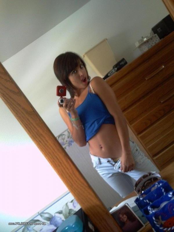 14P Hot amateur teen babe posing for her pals 