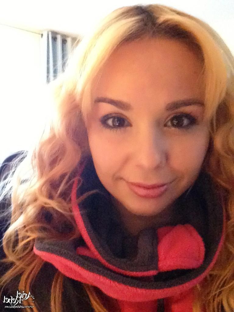 16P Cute amateur teen selfshots