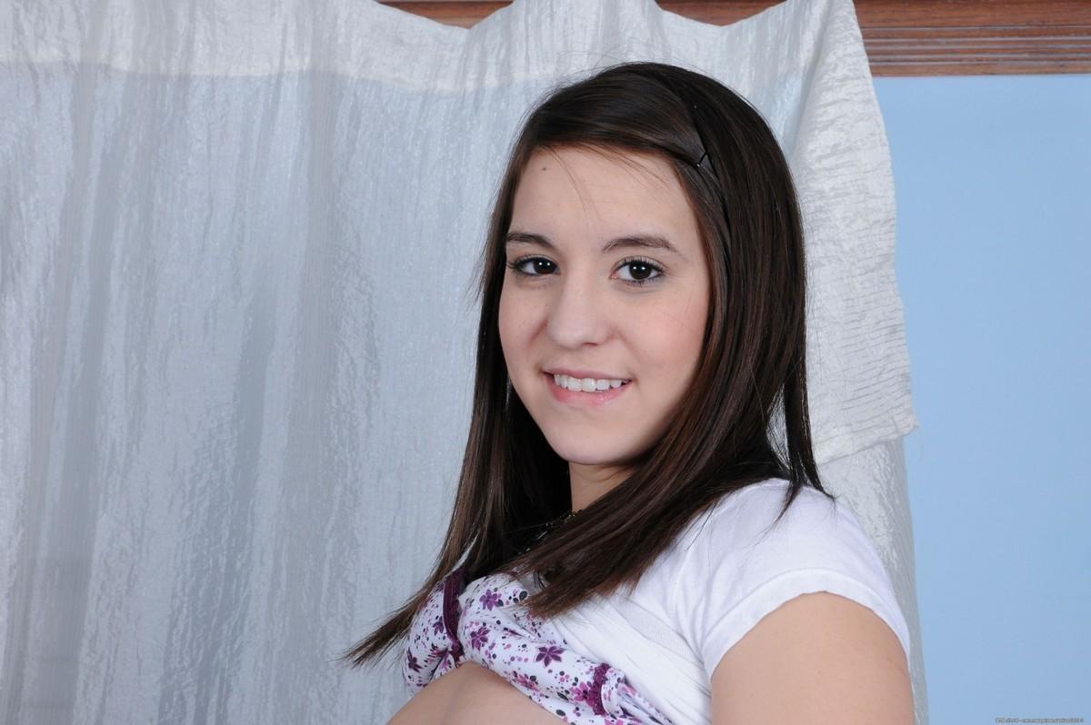15P Amateur teen Alexa Amore toying pussy on bed