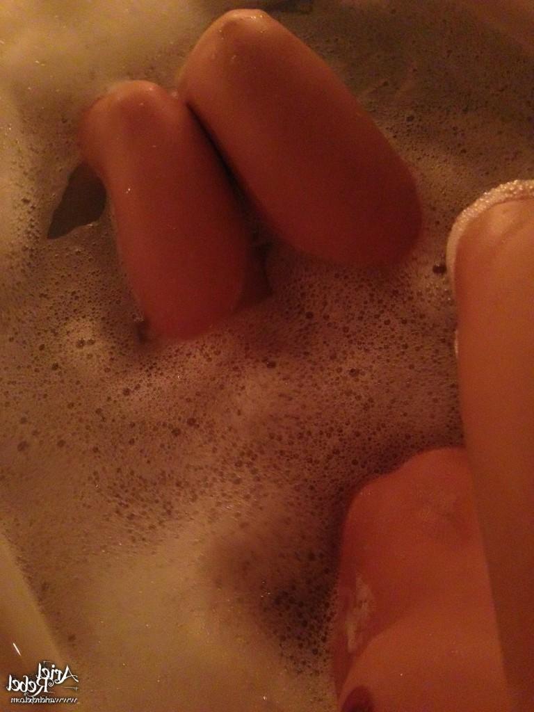 16P Cute amateur teen selfshots in bath