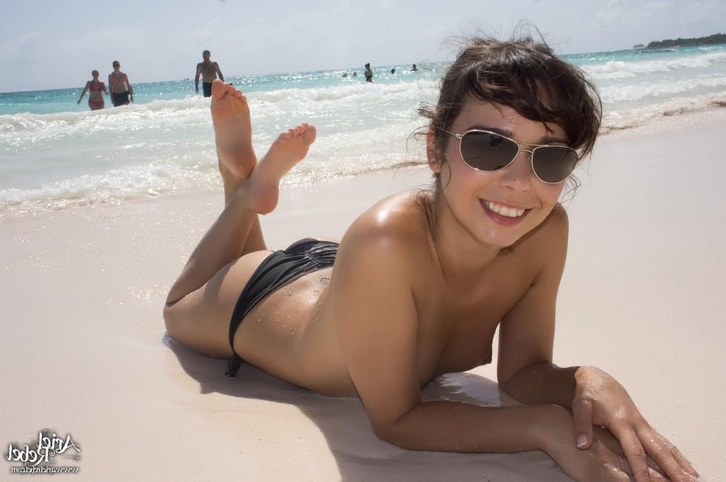 16P Cute amateur teen topless