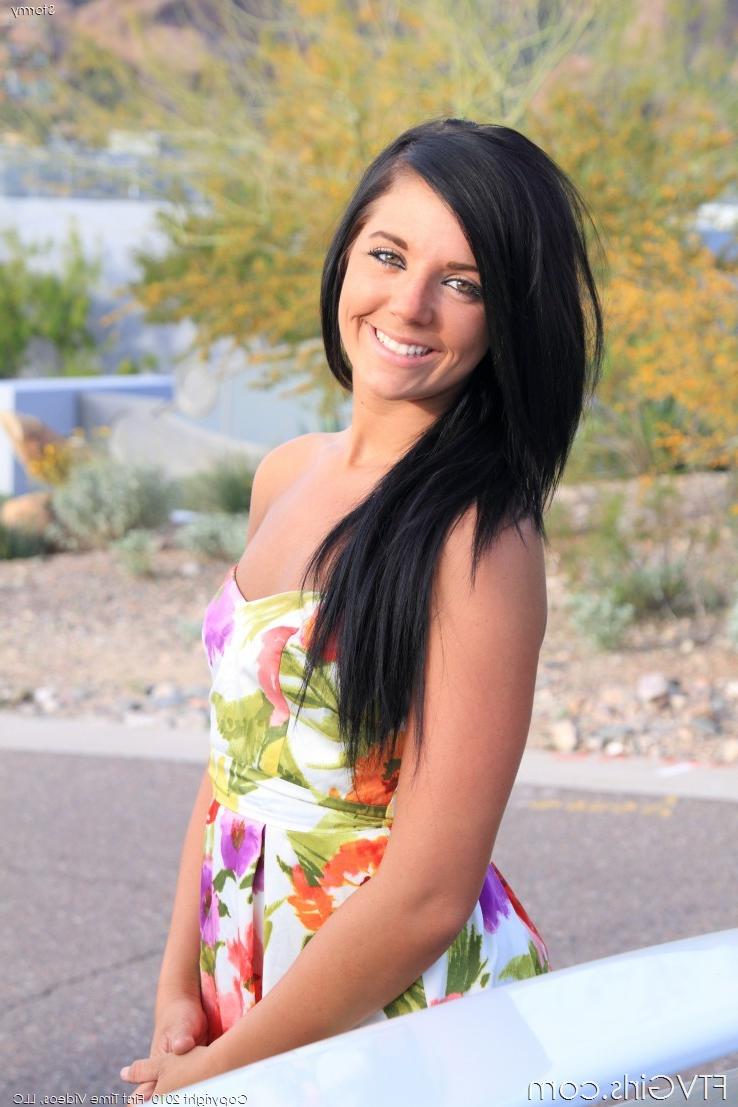 15P Gorgeous babe showing perfect body