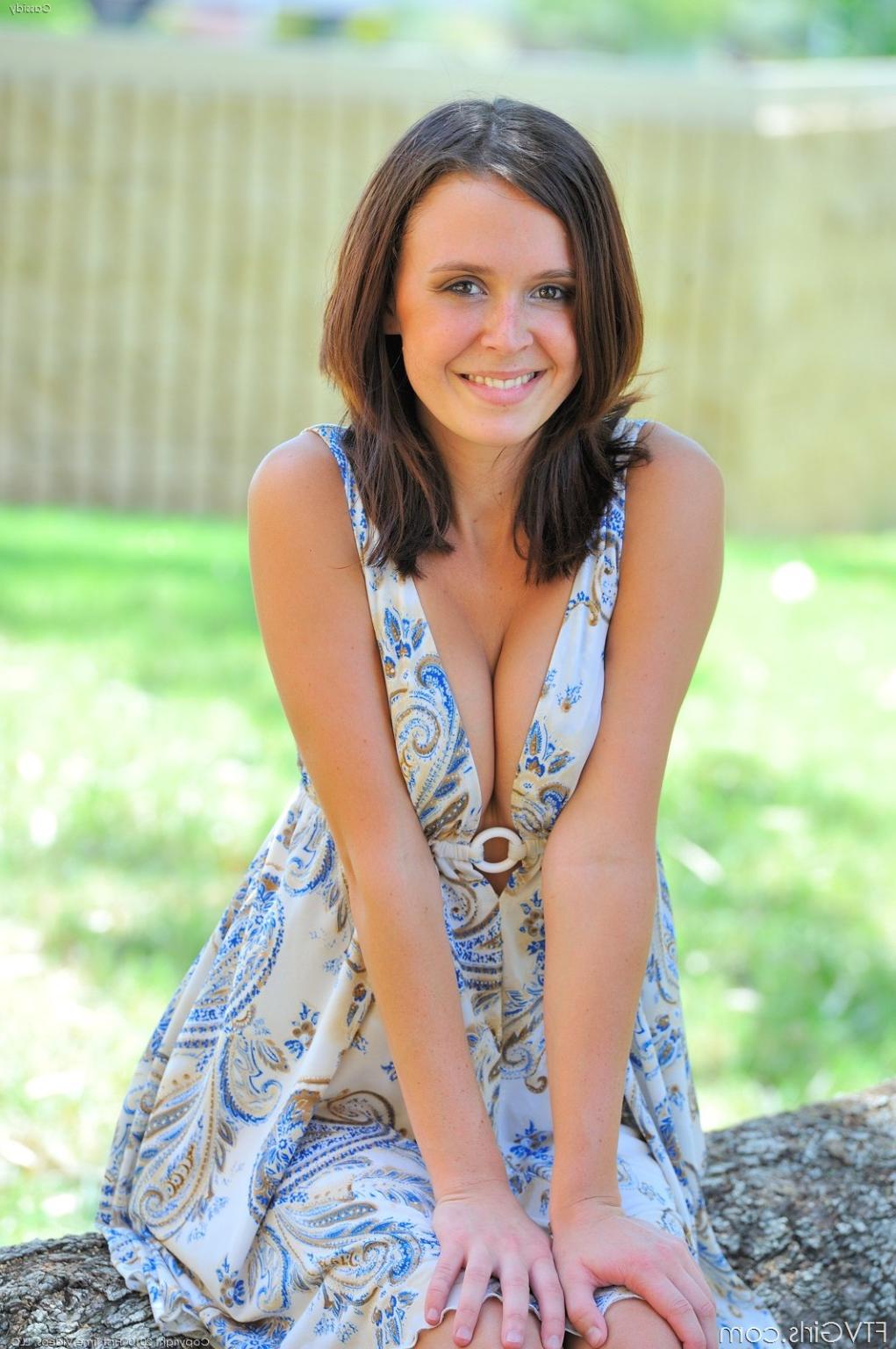 15P Gorgeous babe showing perfect body