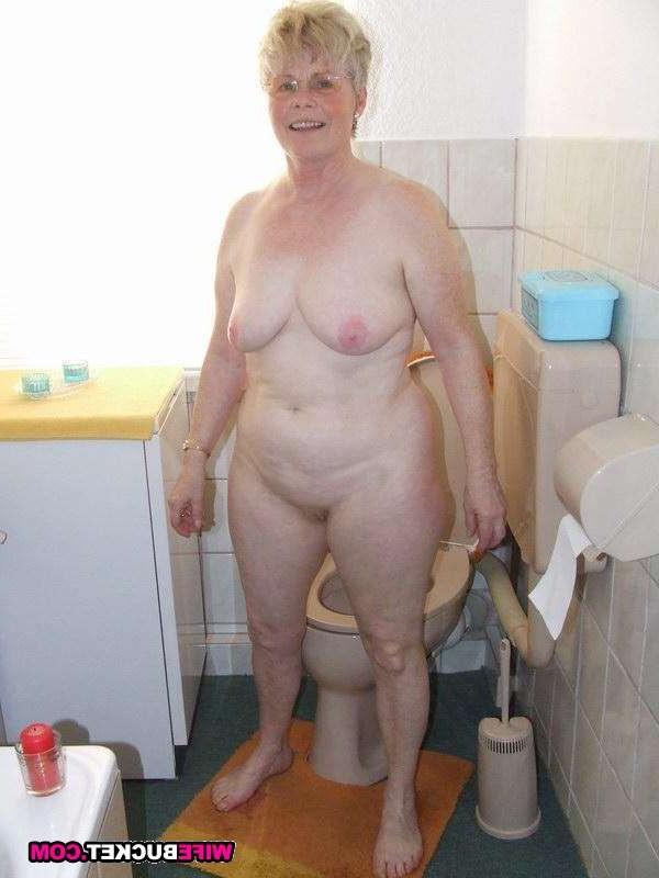 15P Real amateur MILF sex photos