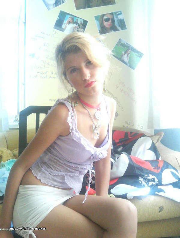 16P Naughty amateur teen in sexy lingerie
