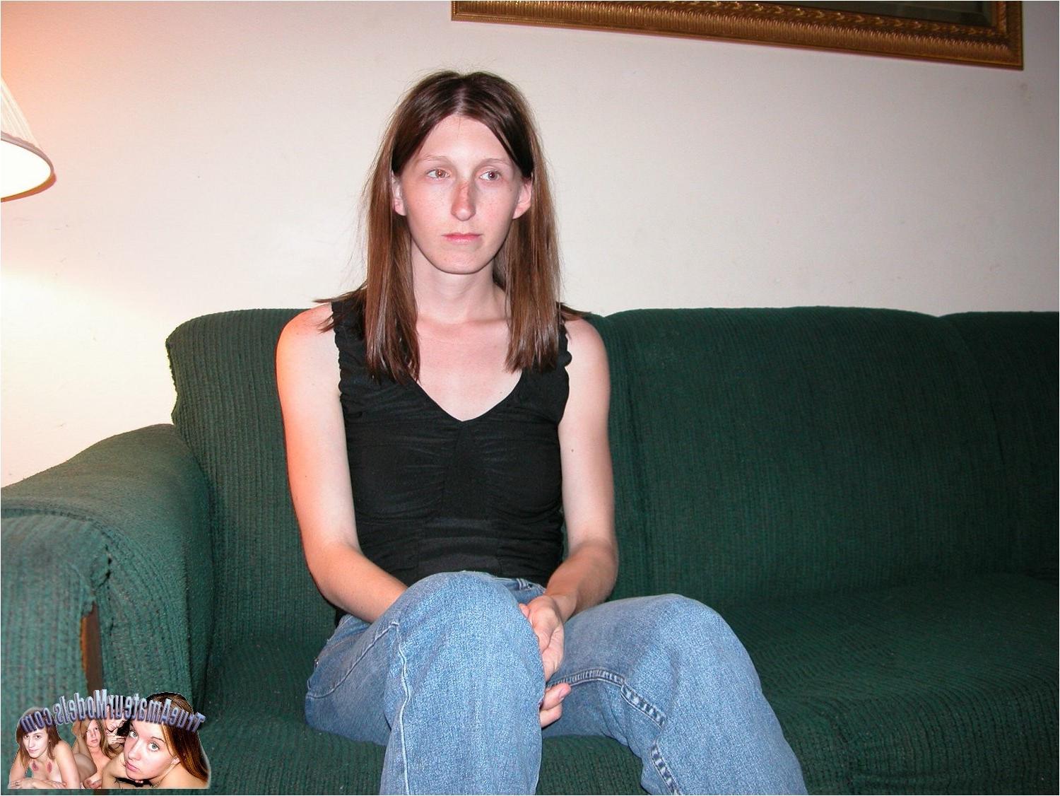 10P Amateur Teen From Shopping Mall Spreads Hairy Pussy