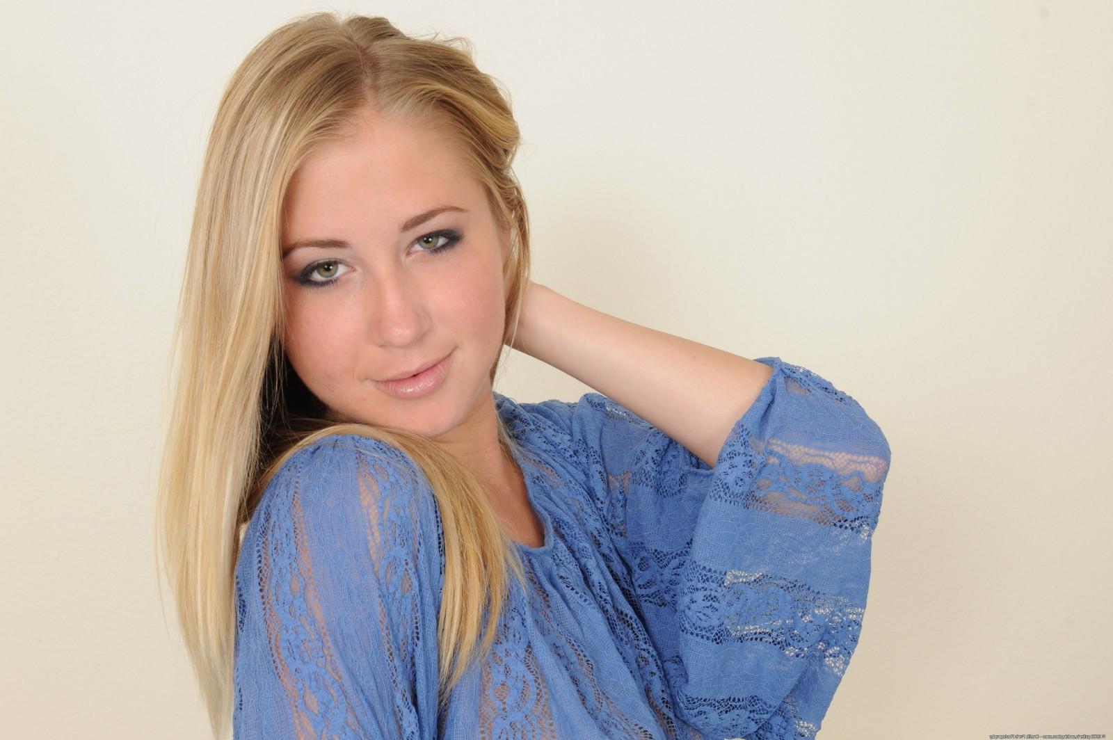15P Cute amateur teen Casi James toying her pussy