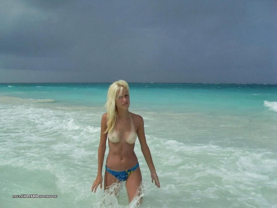 15P Candid homemade pics of cute amateur teen GFs on topless beaches
