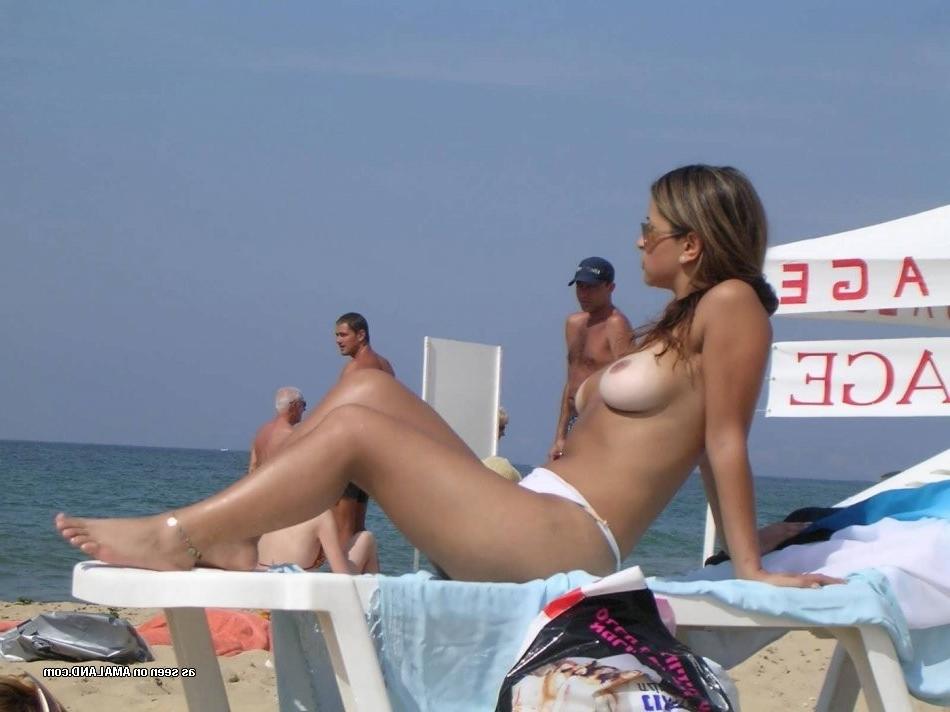 15P Candid homemade pics of cute amateur teen GFs on topless beaches