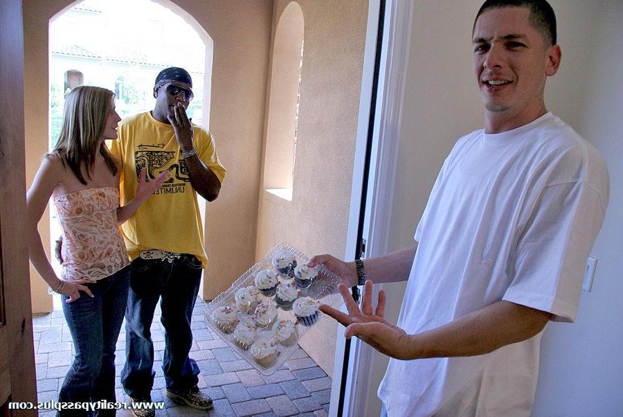 16P Chick offers her nice body to her neighbor for cash
