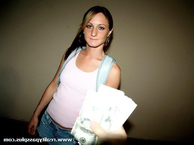 16P Fast cash persuades Gia to hit the floor and suck a cock