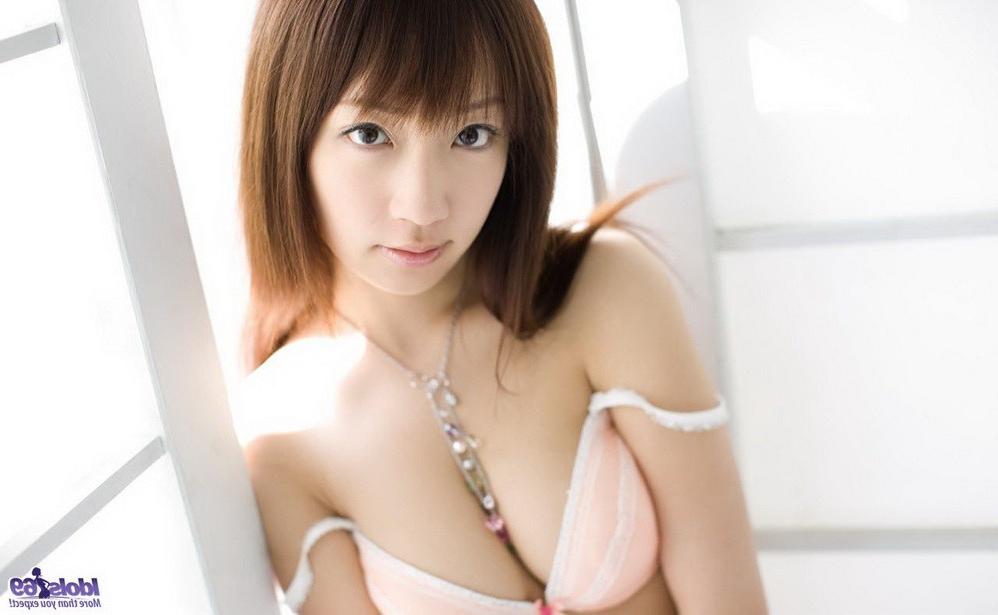 15P Japanese cutie Hina Kurumi shows titties and pussy