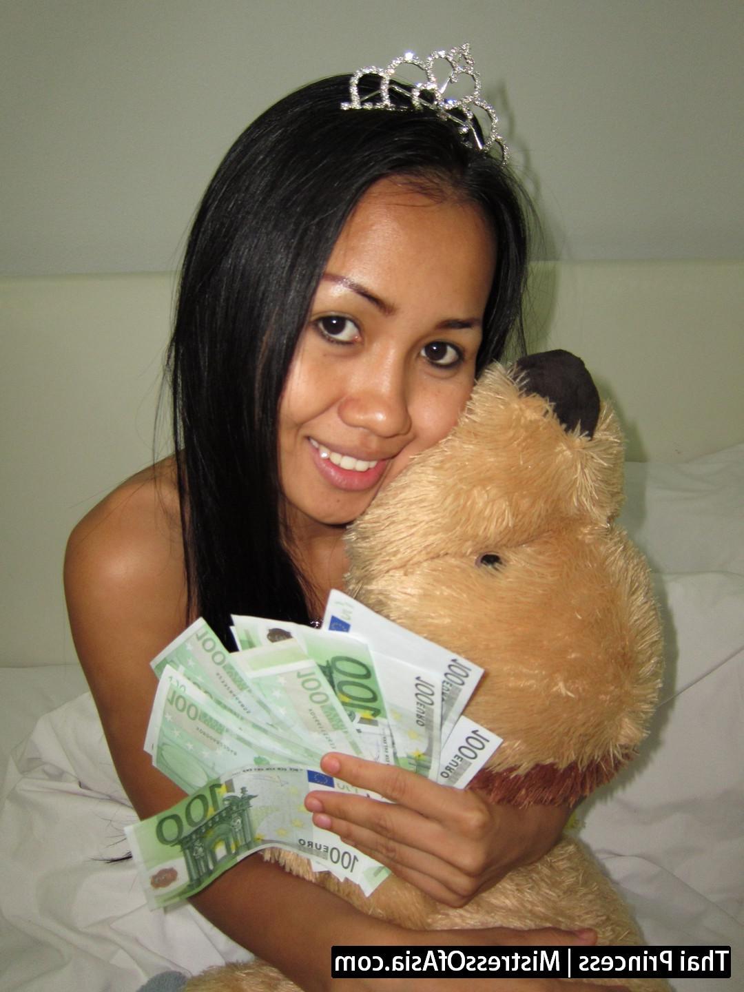 12P Thai Princess dominates weak men for cash