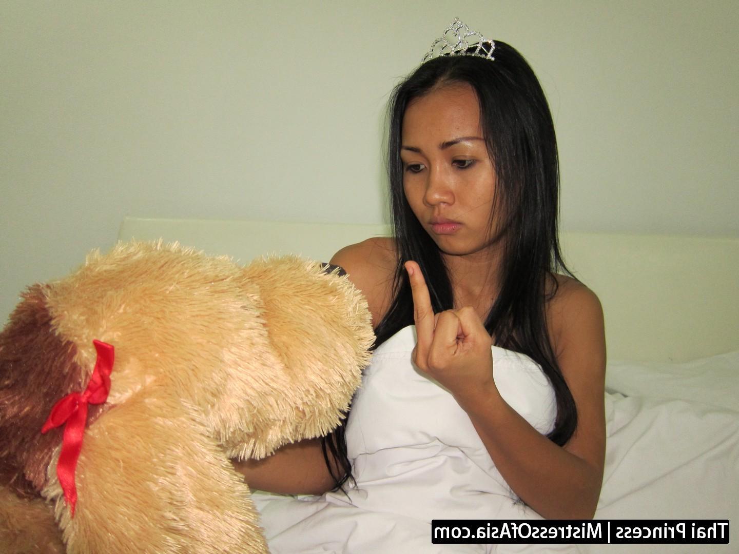 12P Thai Princess dominates weak men for cash