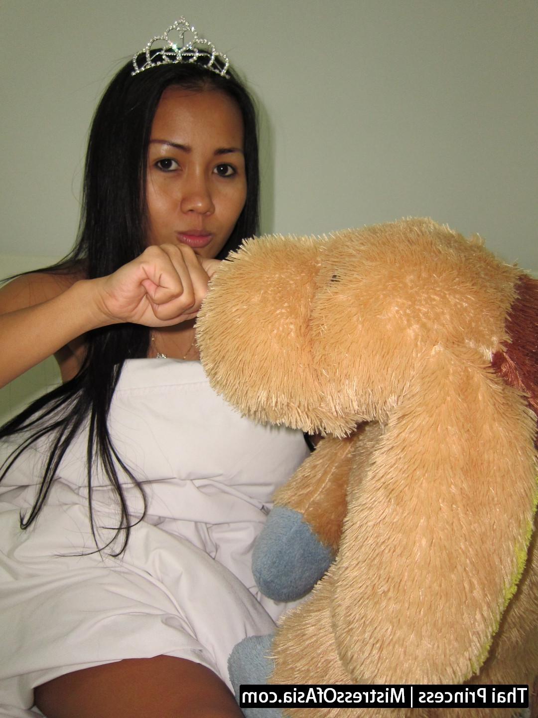 12P Thai Princess dominates weak men for cash