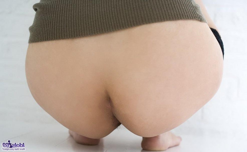 15P Pretty asian model Misaki Mori shows ass and pussy