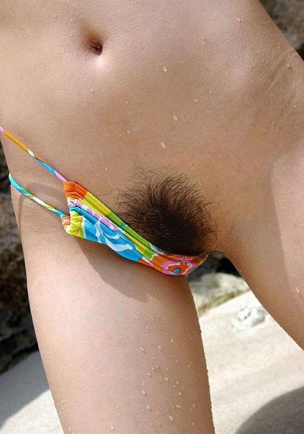 15P Asian beach babe Chikaho Ito in bikini showin body