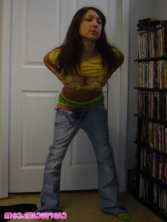 16P Amateur teen posing in bra and panties