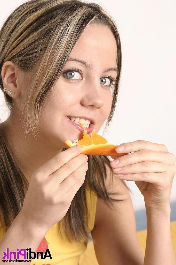 15P Amateur teen eats oranges!