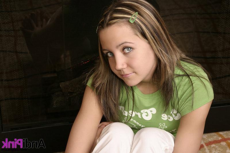 15P Cute amateur teen Andi Pink in green sweater