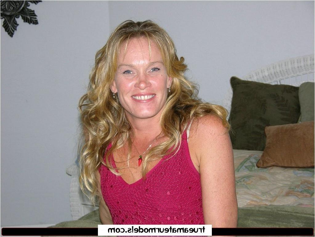 15P amateur milf housewife spreads her used asshole