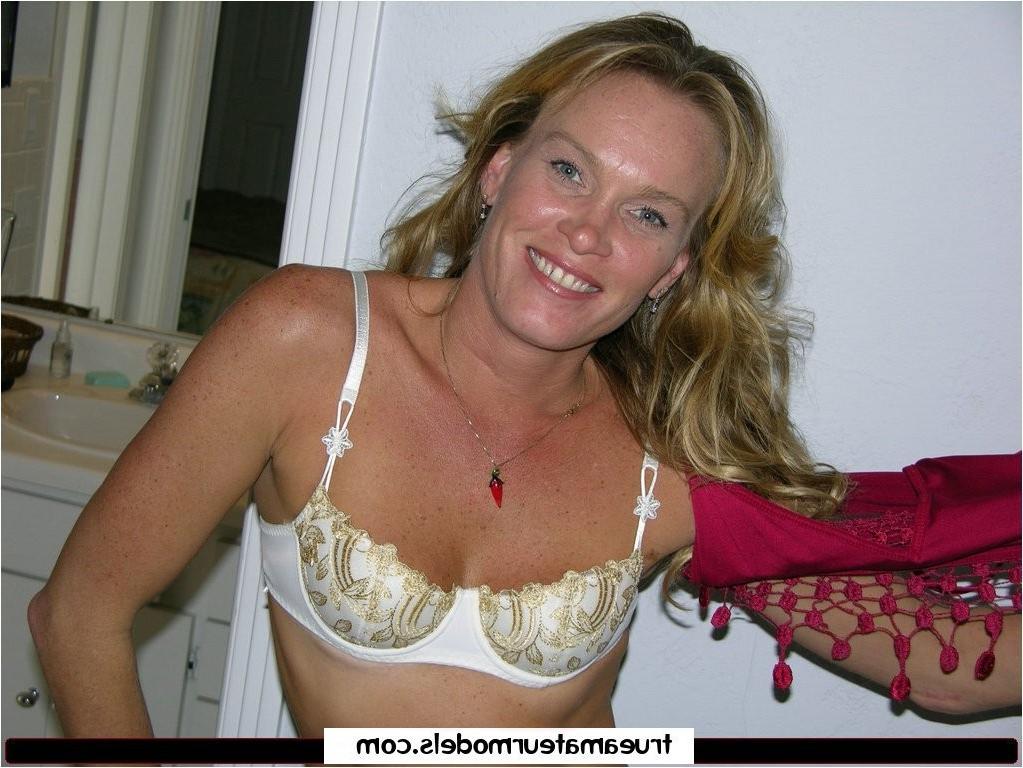 15P amateur milf housewife spreads her used asshole