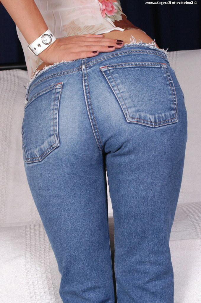 16P Hot brunette amateur teen shows her hot round ass