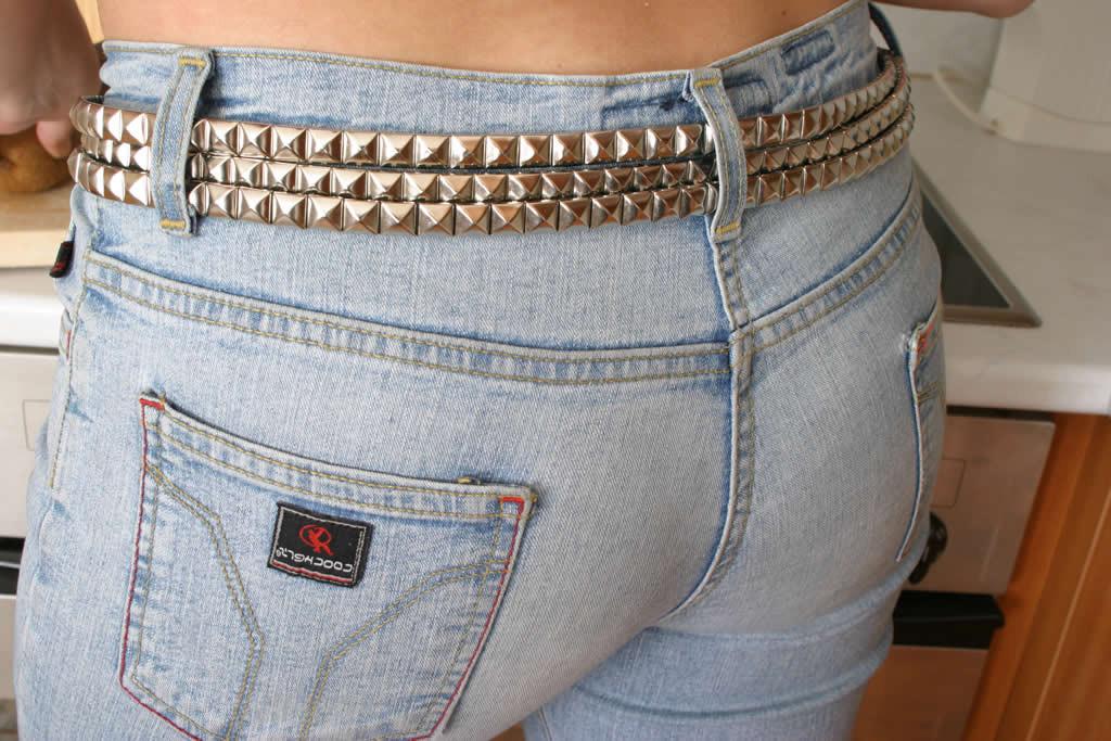 18P Amateur teen slides down her jeans and red thong