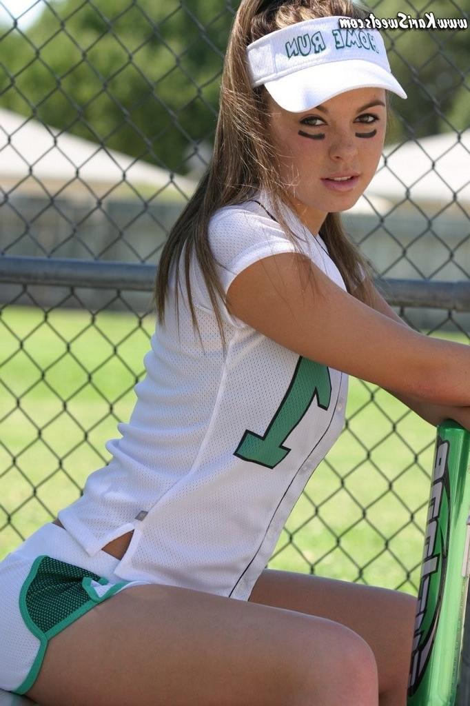 15P Hot Amateur Teen Plays Tennis And Shows Body
