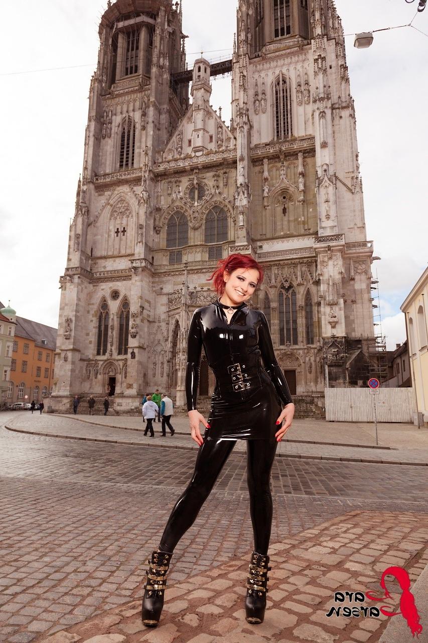 12P Redhead latex lover