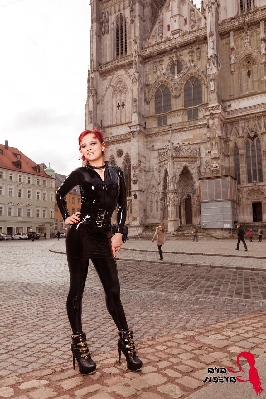 12P Redhead latex lover