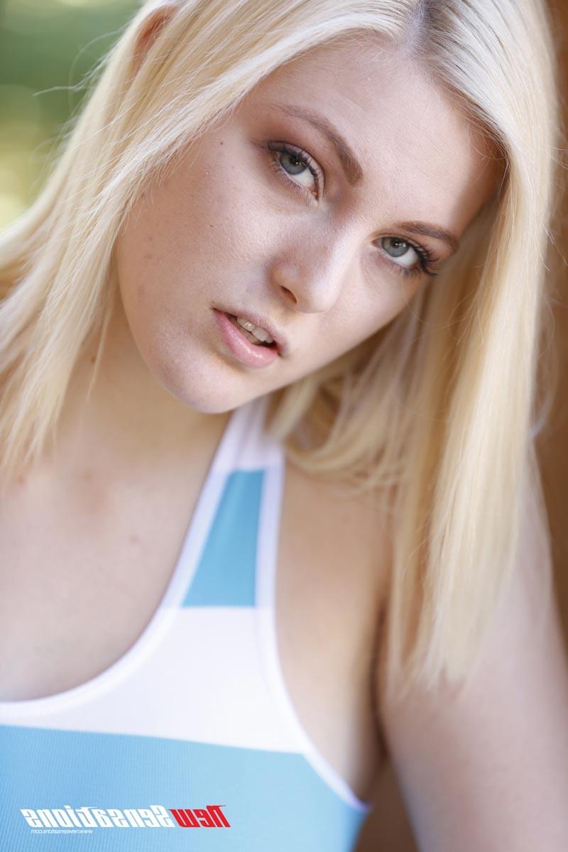 15P Jenna Ivory cummed after a hard pussy drill on the couch