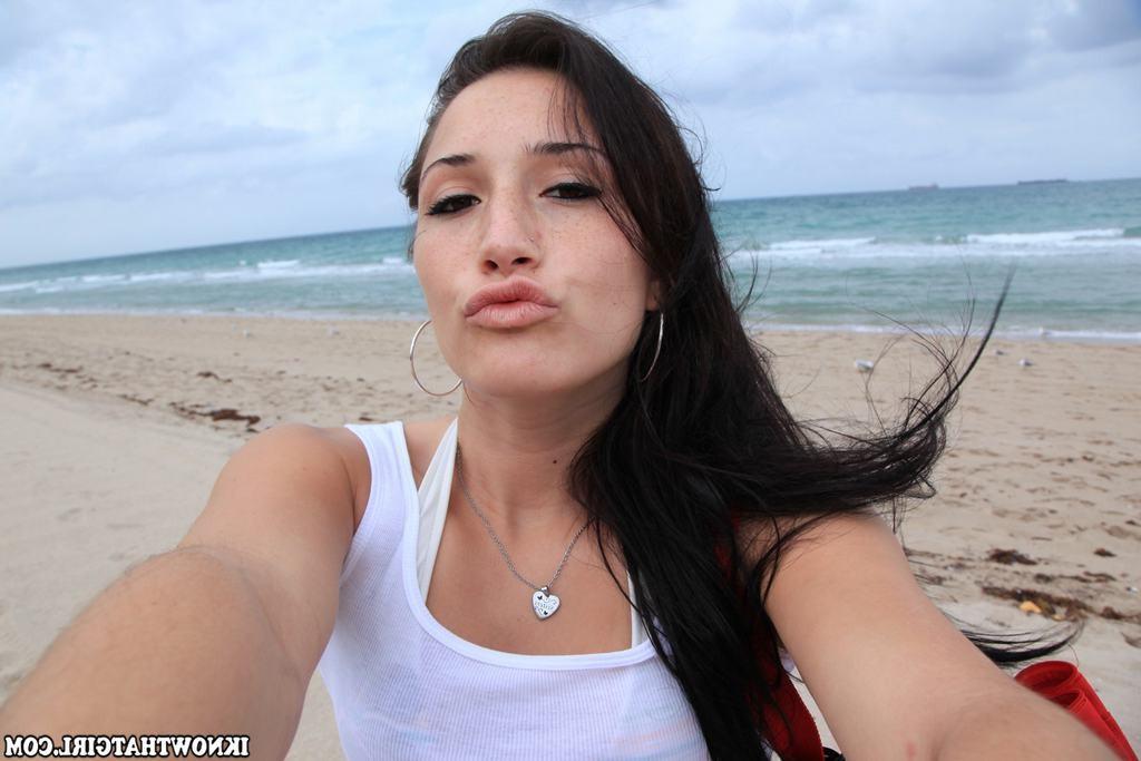 15P Amateur teen girlfriend teasing her BF on beach in homemade pix