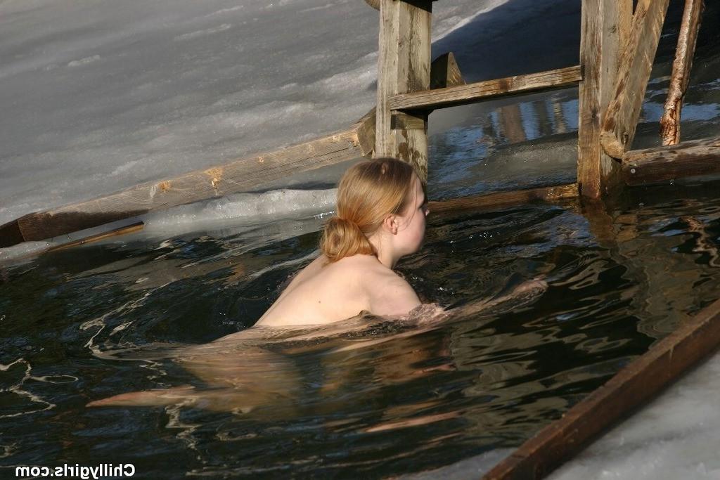 20P Ice hole swimming naked