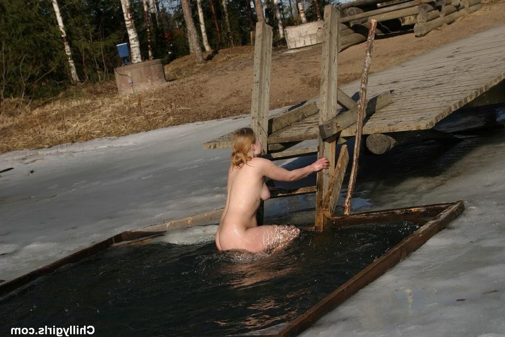 20P Ice hole swimming naked