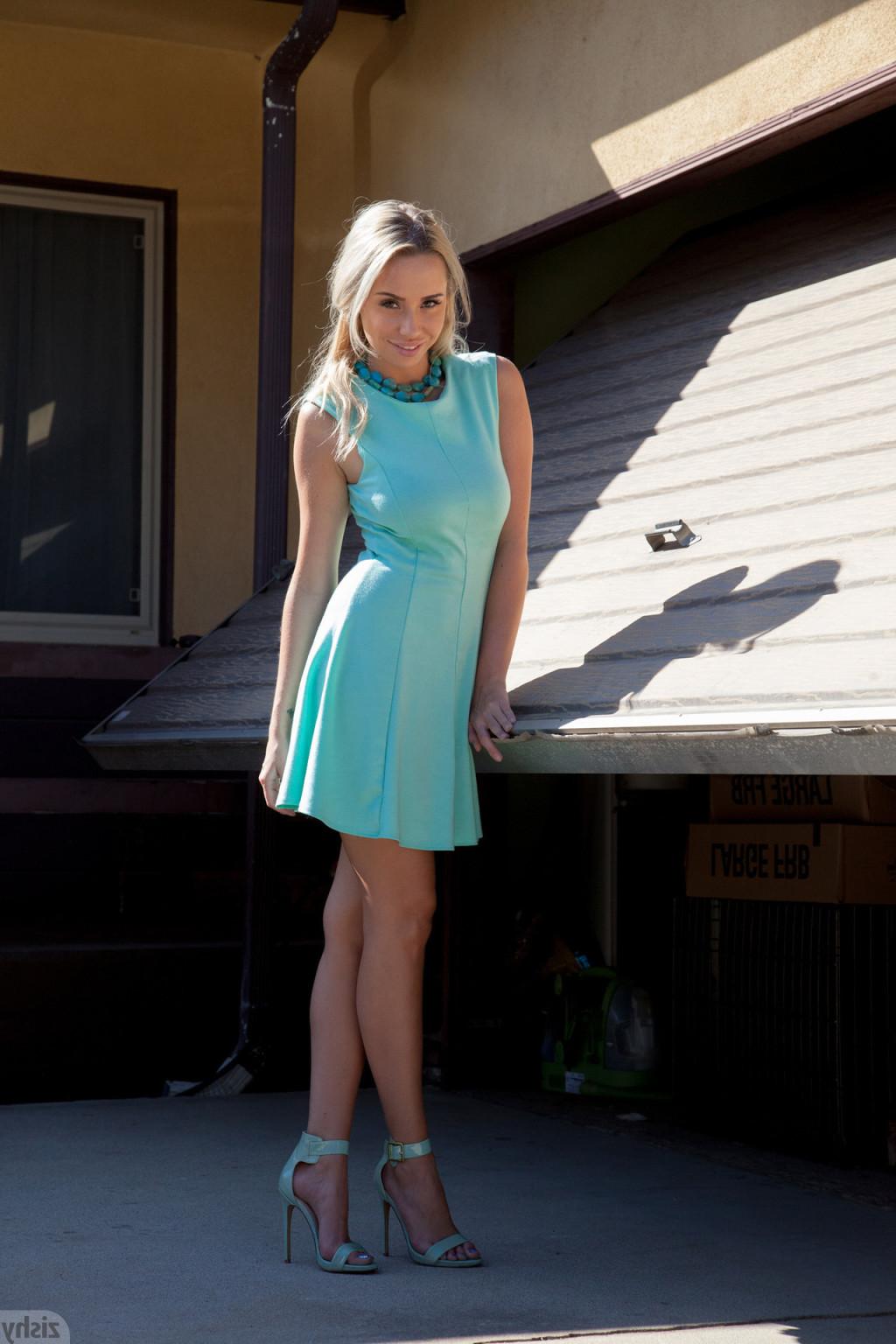 12P Amateur teen panty upskirt