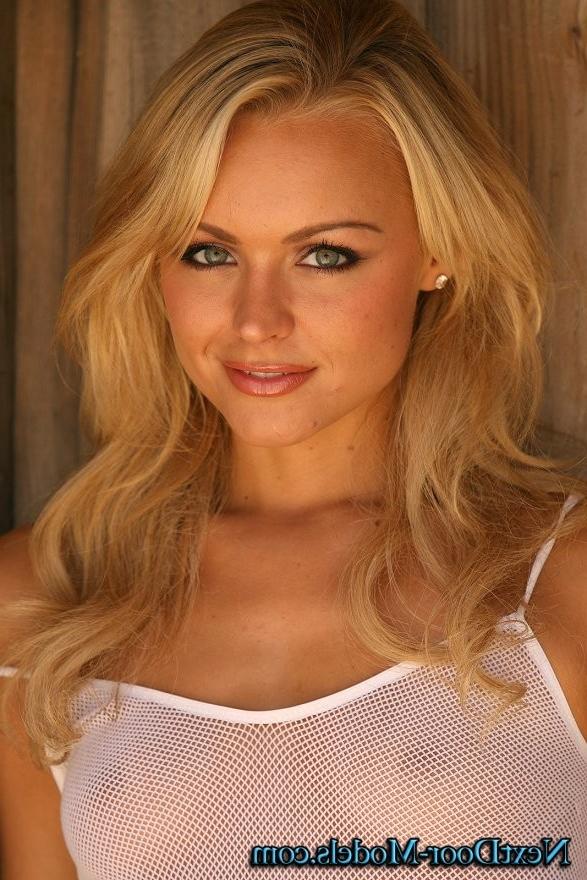 15P beautiful blonde model exposes perfect tight body