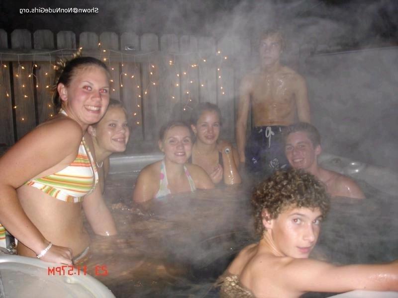 20P Amateur teen girls in hottub